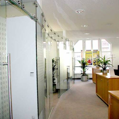Büroabtrennungen aus Glas mit intergrierten Schiebetüren