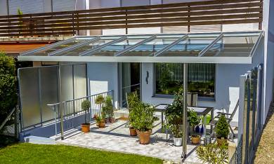 Terrassenüberdachung Reihenhaus mit Balkonanschluss Alu Glas VSG